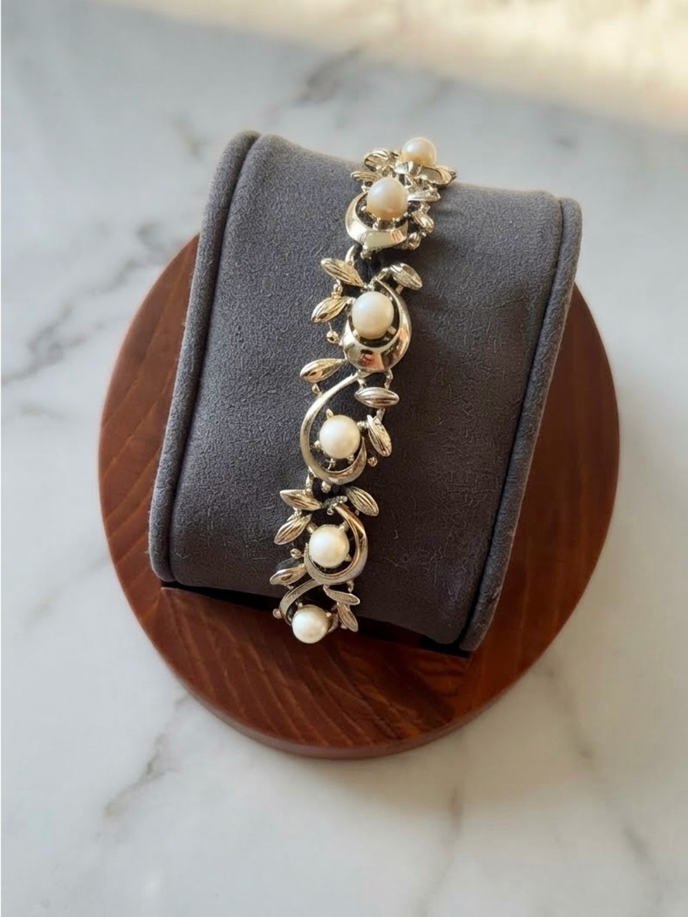 Vintage BSK Mid-Century Faux Pearl Textured Leaf Link Bracelet Gold Tone 6.5"
